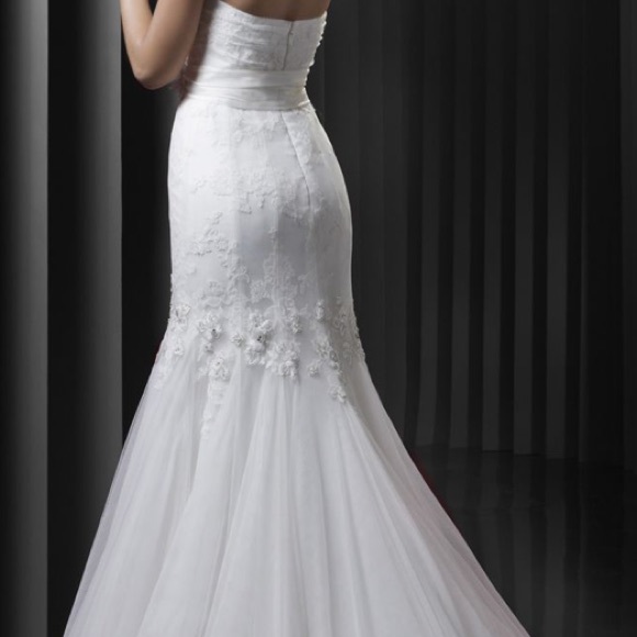 Beautiful by Enzoani Wedding Gown Size 24 NWOT - Picture 4 of 14